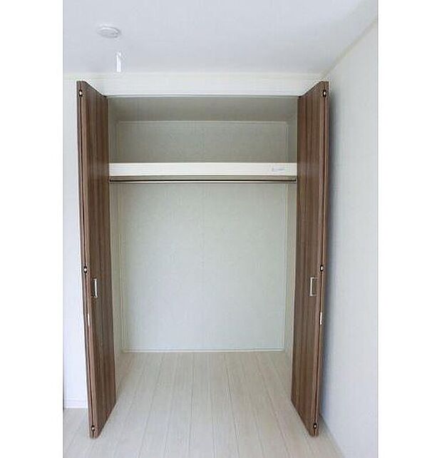 【クローゼット】衣類やバッグ、小物類までしっかり収納できるクローゼットを完備。お部屋をすっきりと保ちやすく、季節物の整理もしやすいため、快適で心地よい暮らしをサポートします。