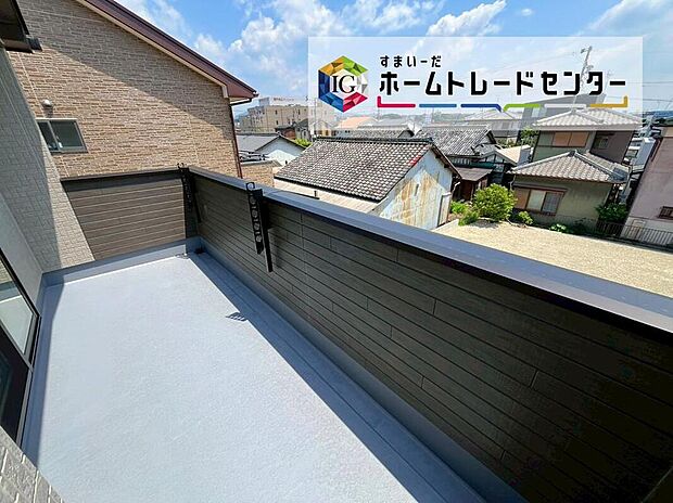 【バルコニー】日当たり良好な南向きの広々としたバルコニー♪
家族分の洗濯物もしっかり干せます♪
お洗濯だけでなく、ちょっとしたリラックスできる空間になりそうです☆