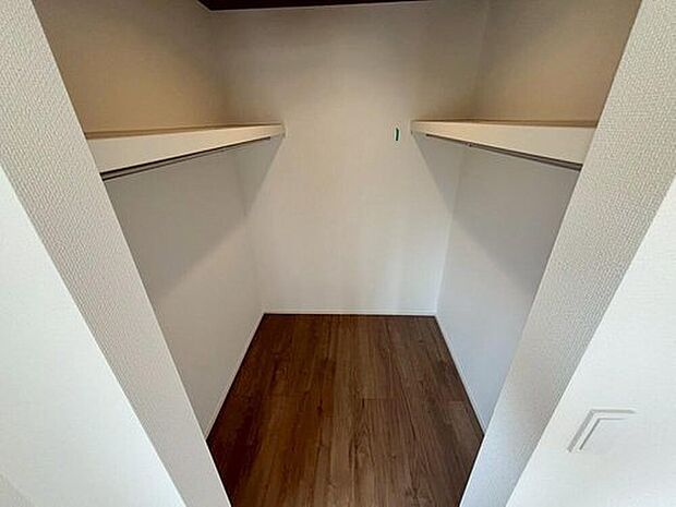 【収納】１号棟　ウォークインクローゼット
広々とした空間の為、カビや湿気の予防もできます♪
衣類だけでなく、スーツケースや季節家電などの大きな物も収納可能です♪

