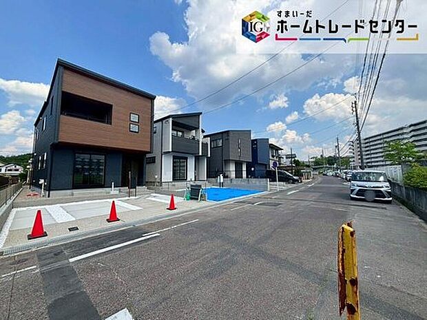 【前面道路含む現地写真】前面は、交通量の少ない南西側約７．９ｍの道路です。
ゆとりがあり、駐車も落ち着いて行える
環境になっています。