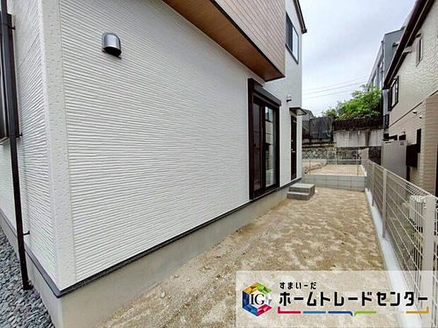 【庭】１号棟　お庭スペース
南向きのお庭がございます☆
マンションにはない戸建てならではのメリットです！
好きなお花でお庭をいっぱいに！
お子様やペットの遊び場にも♪

