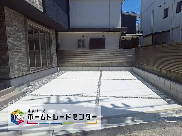 【駐車場】余裕をもって並列に2台駐車ができる広々とした駐車スペース。
玄関そばに駐車スペースがございますので、まとめ買いをした際にも運ぶのが簡単です!
