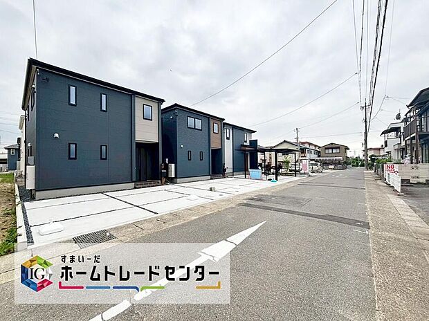 【前面道路含む現地写真】前面道路が6m以上あるため車の出し入れもラクラク！浴室乾燥機、床下収納、三面化粧台など暮らしを豊かにする、家族みんなが喜ぶ設備を搭載しました！