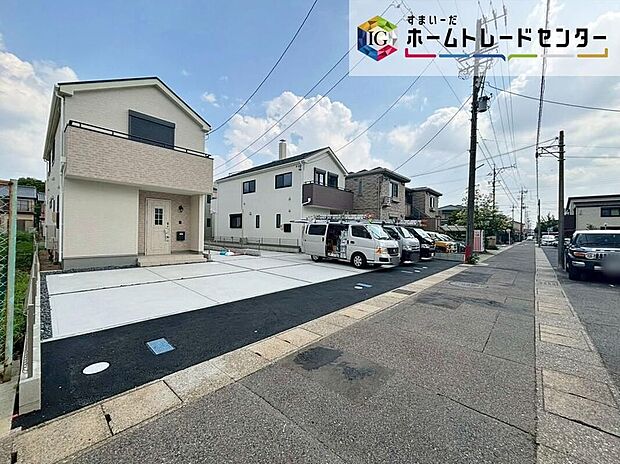 【前面道路含む現地写真】前面道路は、北側約4mの道路です。交通量も少なく、駐車も落ち着いて行える環境になっています。