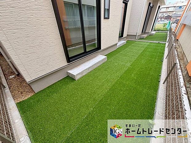 【庭】C号棟 お庭スペース
全棟に南向きのお庭がございます♪
マンションにはない戸建てならではのメリットです!
好きなお花でお庭をいっぱいに!
お子様やペットの遊び場にも♪