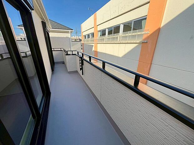 【バルコニー】C号棟
日当たり良好な南東向きのワイドバルコニー♪
家族分の洗濯物もしっかり干せます♪
お洗濯だけでなく、ちょっとしたリラックスできる空間になりそうです☆