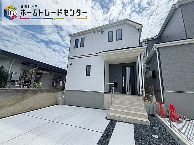 【現地外観写真】B号棟 18.81帖の明るいLDKやワイドバルコニーを備え、家族でくつろぐ時間も洗濯動線も快適に。お庭や陽当たりも現地でご確認いただけます。
