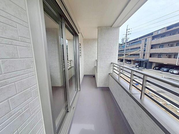 【バルコニー】B号棟
奥行を広めに取ったワイドバルコニー♪
家族分の洗濯物もしっかり干せます。
南向きで日当たりも良く、毎日のお洗濯が楽しくなりそう♪