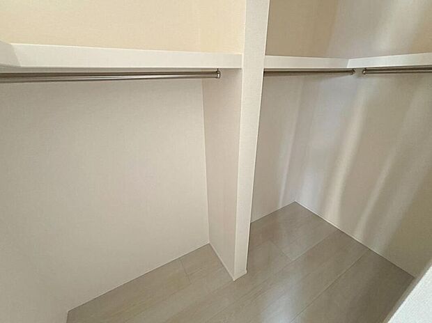 【収納】2号棟 ウォークインクローゼット広々とした空間の為、カビや湿気の予防もできます♪衣類だけでなく、スーツケースや季節家電などの大きな物も収納可能です♪