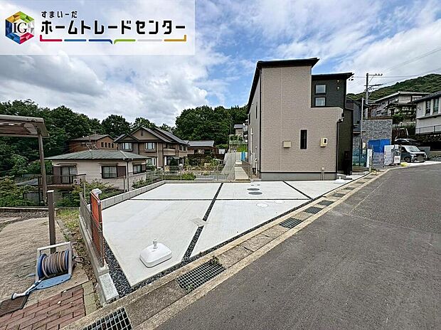 【駐車場】余裕をもって並列に2台駐車ができる広々とした駐車スペース。
交通量が少なく、ゆとりをもって駐車できます。
駐車が必要ないスペースは他の用途多数!