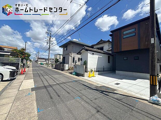 【前面道路含む現地写真】前面は、北側約6.0mの道路。
お車の出し入れが苦手なママや小さなお子様にも安心ですね。
しっかり舗装もされているので、ベビーカーや自転車で通っても快適に通行できます。