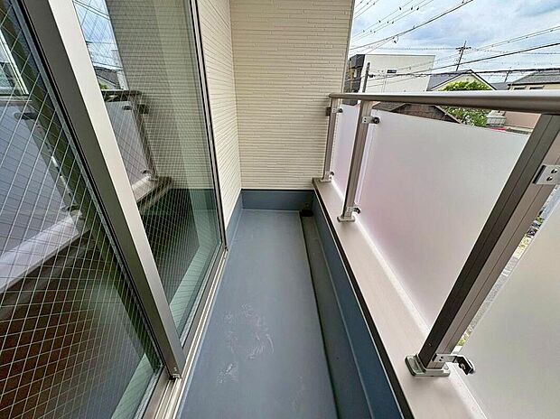 【バルコニー】南向きで日当たり良好なバルコニー♪
家族分の洗濯物もしっかり干せます。
日当たりも良く、毎日のお洗濯が楽しくなりそう♪