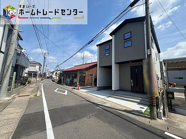 【前面道路含む現地写真】前面は、北西側約5.55mの道路に接道しています。
静かな環境で駐車が可能です。
ぜひ現地にて、実際の建物・街並み・日当たり等ご確認下さい♪
お問い合わせはお気軽に☆
