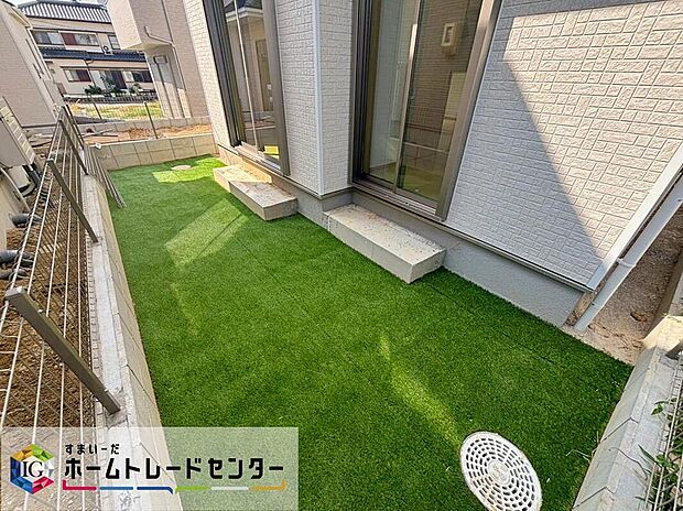 【庭】E号棟　お庭スペース
全棟に、日当たり良好な南向きのお庭がございます♪
マンションには無い、戸建てならではのメリットです♪
好きなお花でお庭をいっぱいに！お子様やペットの遊び場にも♪