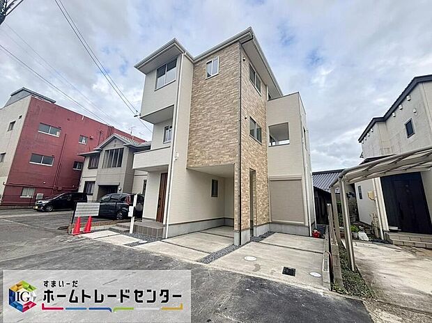 【現地外観写真】北西側幅約22mの公道に面した新築3階建て。土地87.42m2・建物113.44m2、並列2台駐車可能。勝川駅徒歩6分、価格4,399万円。