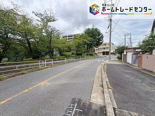 【前面道路含む現地写真】前面道路はゆとりのある幅員で、お車の出し入れもスムーズ。現地で住み心地の良さをご体感ください♪現地では道路幅や交通量など、住んでからの暮らしをイメージしながらご見学いただけます。