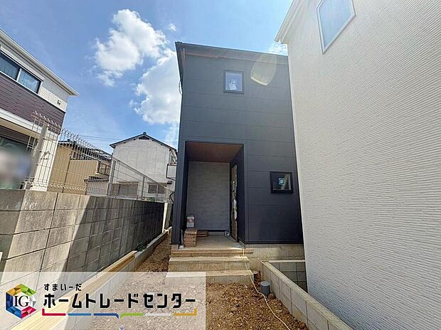 【現地外観写真】シンプルな中にもデザイン性の光る外観。毎日の帰宅が楽しみになりそうです♪
お問い合わせはお気軽に、ホームトレードセンター株式会社まで！