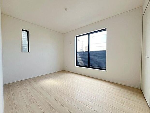 【リビング以外の居室】(5号棟)バルコニーに直接アクセスできる居室です!室内の空気を効率よく入れ替えることができ、夏場や湿気の多い時期には便利です♪