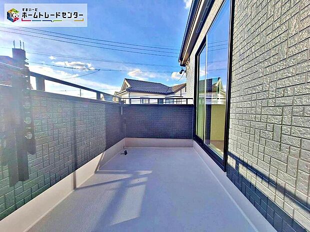【現地外観写真】A号棟
日当たり良好な南向きのワイドバルコニー♪家族分の洗濯物もしっかり干せます♪
お洗濯だけでなく、ちょっとしたリラックスできる空間になりそうです☆