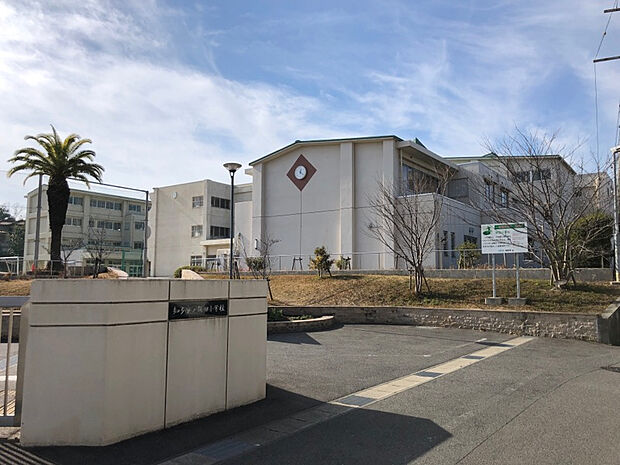 新田小学校(約1,400m)