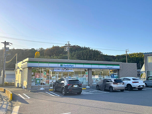 ファミリーマート知多新知小学校南店（約210m）