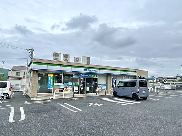ファミリーマート春日井上条六丁目店（約220m）