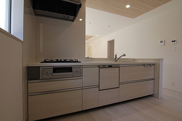 【２号棟：キッチン】キッチンスペースを広く設計しております♪
是非、現地で体感ください！
毎日の家事に役立つ食洗器が標準装備◎