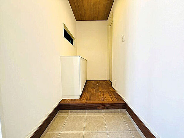 【玄関・エントランス】■玄関(4号棟)■
カウンターのある玄関収納は、お気に入りの植物や置物を飾ったりすることができます。玄関が華やかになり、来客時にも好印象です*。+