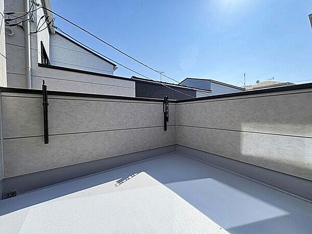 【その他内観】■バルコニー(4号棟)■
家族全員分のお布団もゆったり干せる、ゆとりのワイドバルコニー完備+*。