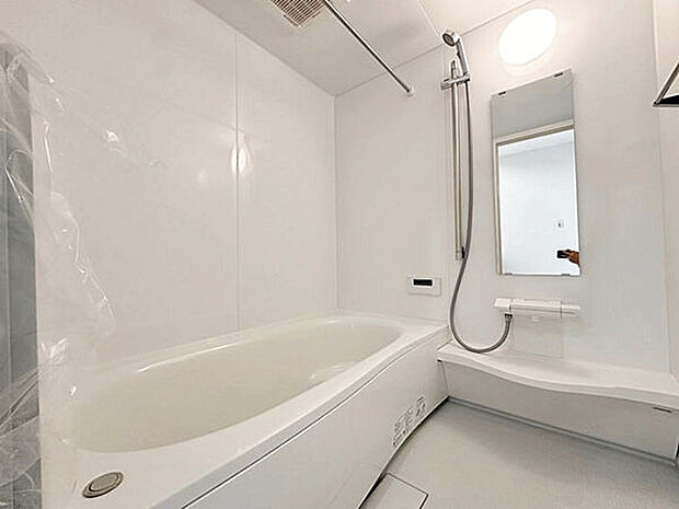 【浴室】■バスルーム(1号棟)■
ゆったり足を伸ばせる1坪バスを採用！親子でのバスタイムも窮屈にならず、楽しいひとときを過ごせます。雨の日も安心な浴室乾燥機完備で、お洗濯物もスッキリ乾かせる機能的な空間です♪