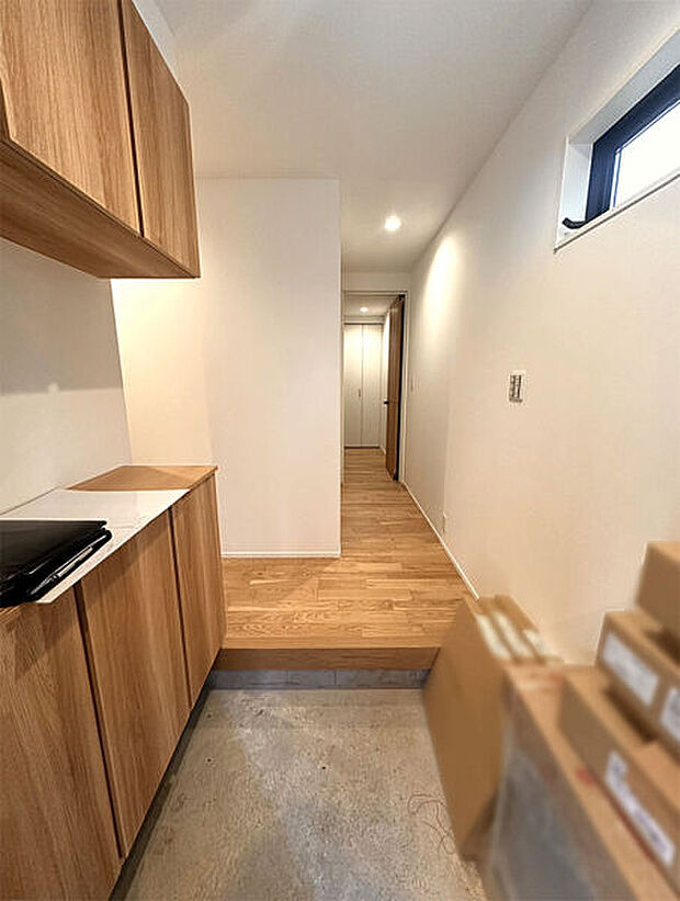 【玄関・エントランス】■玄関(5号棟)■
カウンタータイプの玄関収納は、お気に入りの植物や小物も置けてオシャレに飾ることができます♪