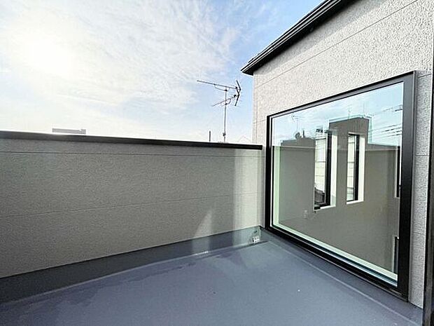 【その他内観】■バルコニー■
バルコニーは2か所完備。一度に沢山のお洗濯を干せるため効率よく家事を行えます♪