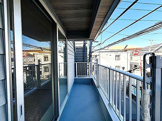 【その他内観】■バルコニー(2号棟)■
リビングに明るい陽光と爽やかな風を享受するバルコニー!家族の洗濯物も一気に干せる十分な広さです。屋根付きで、急な雨天時も慌てず洗濯物を取り込めます。