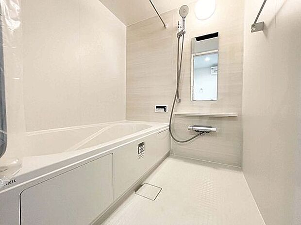 【浴室】■バスルーム(4号棟)■
1日の疲れを癒す広いバスルーム。足を伸ばしてゆっくり湯船につかることができます。雨の日や、風の強い日も洗濯物を乾かせる便利な浴室乾燥機付き◎