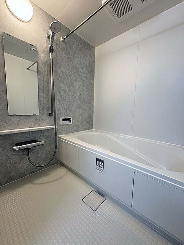 【浴室】■バスルーム■
1日の疲れを癒す広いバスルーム。足を伸ばしてゆっくり湯船につかることができます。雨の日や、風の強い日も洗濯物を乾かせる便利な浴室乾燥機付き◎