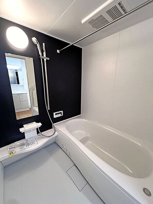 【浴室】■バスルーム(2号棟)■
浴室暖房乾燥機を標準採用。雨の日や夜間でも、浴室を乾燥スペースとして活用でき、効率よく衣類を乾かせます。