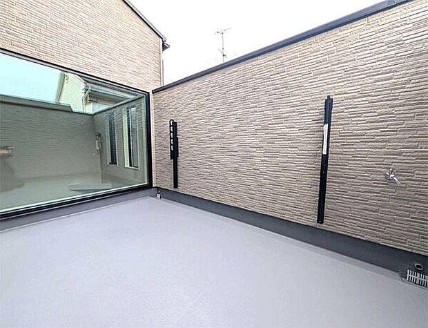 【その他内観】■バルコニー■
家族全員の布団も一気に干せるゆとりのサイズ。ワイドバルコニーなら、毎日の洗濯物干しがぐっとスムーズになります!