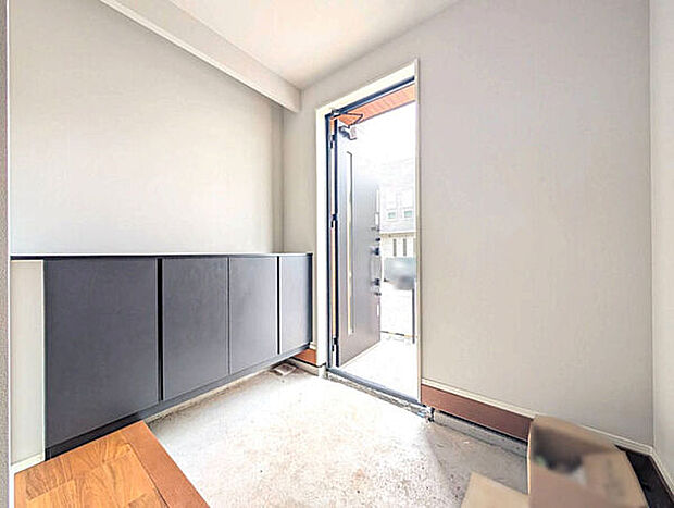 【玄関・エントランス】■玄関■
玄関にはカウンタータイプの収納を採用。季節のお花や小物を置くだけで、玄関をパッと華やかに彩ることができます。