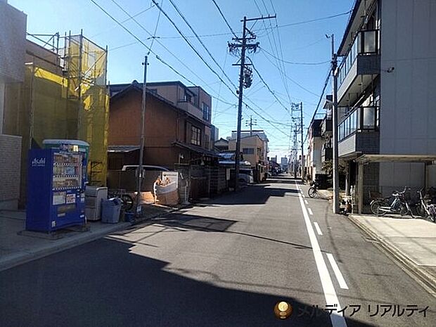 【前面道路】ゆとりある前面道路のため、運転が苦手な方もスムーズに駐車できます。.+*