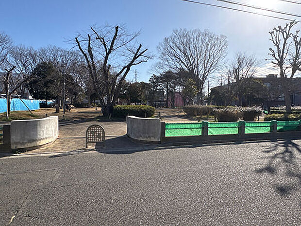 八潮中央公園(約1,272m)