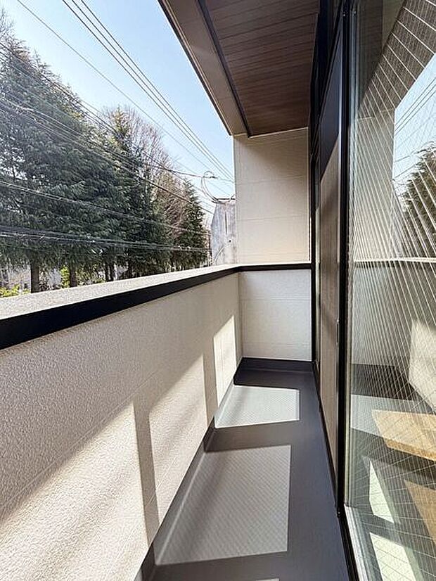 【その他内観】■バルコニー(2号棟)■
2方向からリビングに光を取り込む南向きのL型バルコニー！一度に沢山のお洗濯物を干すことができるので家事の時短に◎