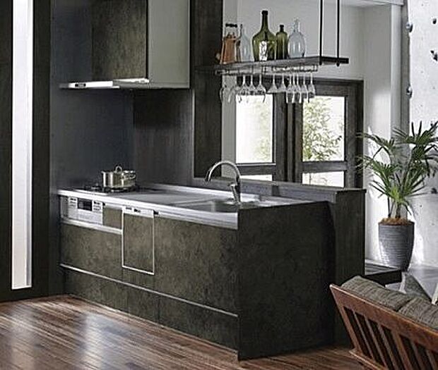 【システムキッチン標準仕様】食器洗い乾燥機と浄水器一体型水栓付システムキッチン。お手入れが簡単な素材を使用した魅力的なワークトップ。収納はオールスライドで奥のスペースまで有効に活用できます。