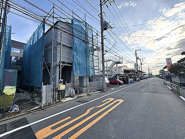 【前面道路】■現地(北側)・前面道路■
幅員約8ｍの広々とした道路。お車の出し入れや対向車とのすれ違いもスムーズで、運転が苦手な方も安心です。この広い空と開放感は、ぜひ現地でお確かめください◎