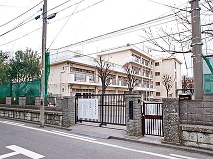 横浜市立平安小学校 698m