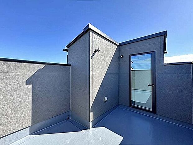 【その他内観】■バルコニー(2号棟)■
テーブルとイスを置けばアウトドアリビングとしても楽しめる、十分な広さのルーフバルコニー完備!開放的な青空を満喫できます。
