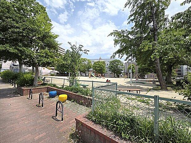 中道公園(約1,021m)