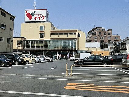 コモディイイダ鳩ヶ谷店 617m