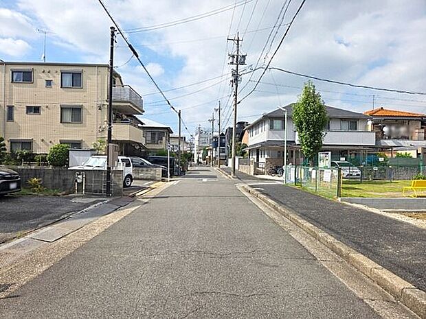 【前面道路】資料請求・ご見学予約、随時受付中!お気軽にお問い合わせ下さい!(西側道路)
