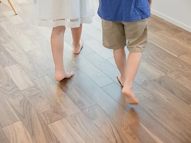 【ガス温水式床暖房(TES)で足元からぽかぽか(4号棟のみ)】足元からじんわりと、でもしっかりとお部屋全体をムラなく均一に暖めます。床暖房はお部屋に風を起こさないので、暖房による乾燥もほとんどなく、ホコリの舞わないクリーンな空気で快適にお過ごしいただけます。
