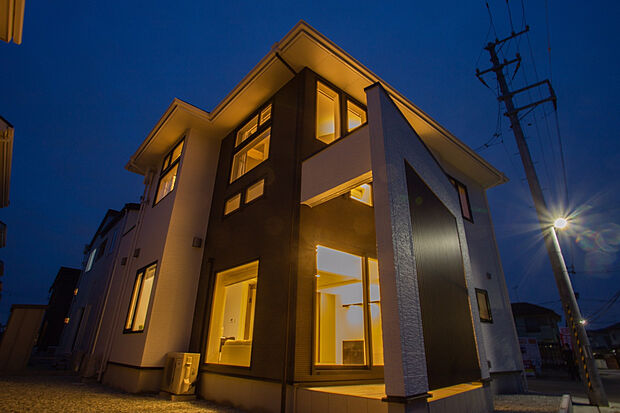 【夜に映えるホテルライクなシンプルモダン】当社施工事例：お客様の自由に設計することが出来ます。